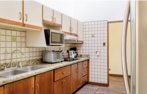 Frigorífico, microondas, horno y placa de cocina