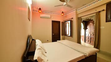 4 bedrooms, internet, bed sheets