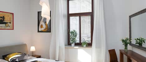 3 habitaciones, escritorio, tabla de planchar con plancha y wifi gratis