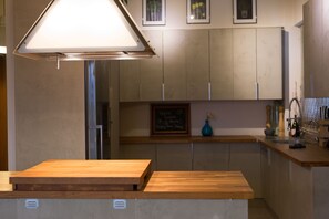 Kylskåp, mikrovågsugn, ugn och spishäll