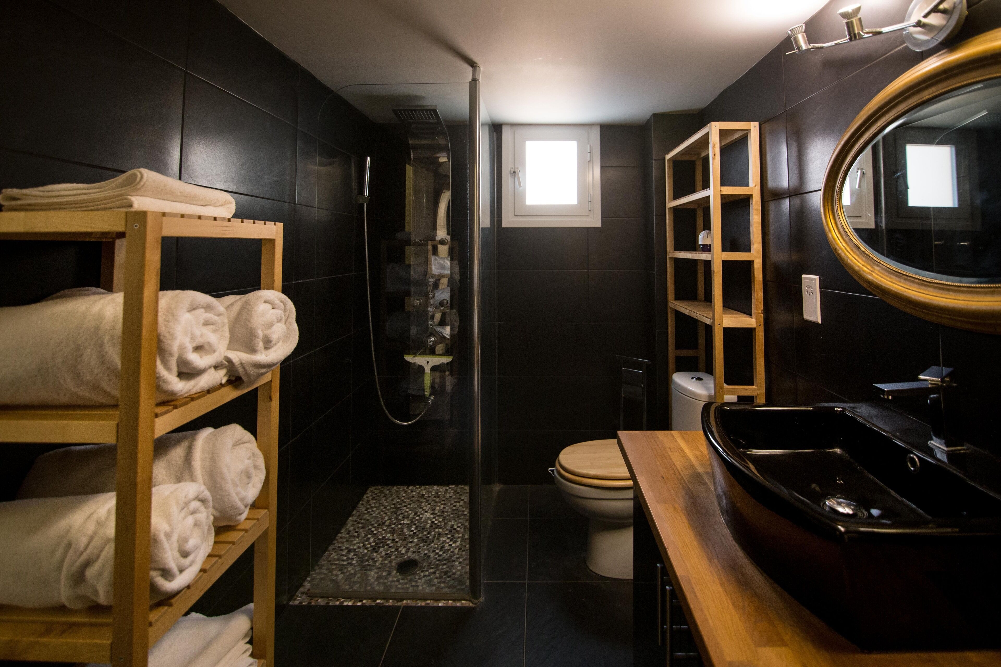 Secador de cabelo, toalhas de banho