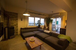TV, fireplace, Netflix, streaming services - ★ Penthouse with a View | Nicosia Centre ★ (Egkomi)