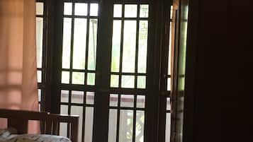 3 quartos, escrivaninha, acesso à internet, roupa de cama