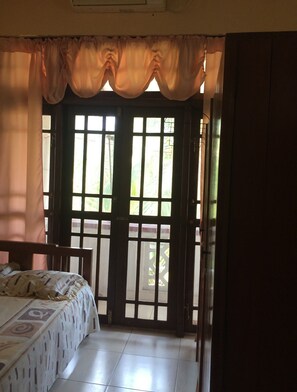 3 bedrooms, desk, internet, bed sheets - Fully furnished Villa for short/Long term rent with discount (Negombo)