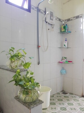 Dusche, Haartrockner, Handtücher