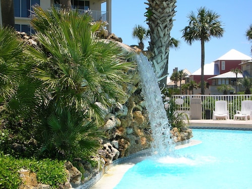 Récemment rénové avec un excellent emplacement sur le Gulfside. Pas de frais cachés!!