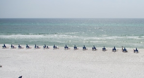 Plage, chaises longues, serviettes de plage