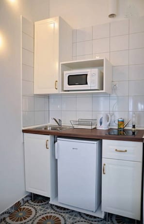 Een koelkast, een magnetron, een koffiezetapparaat/waterkoker