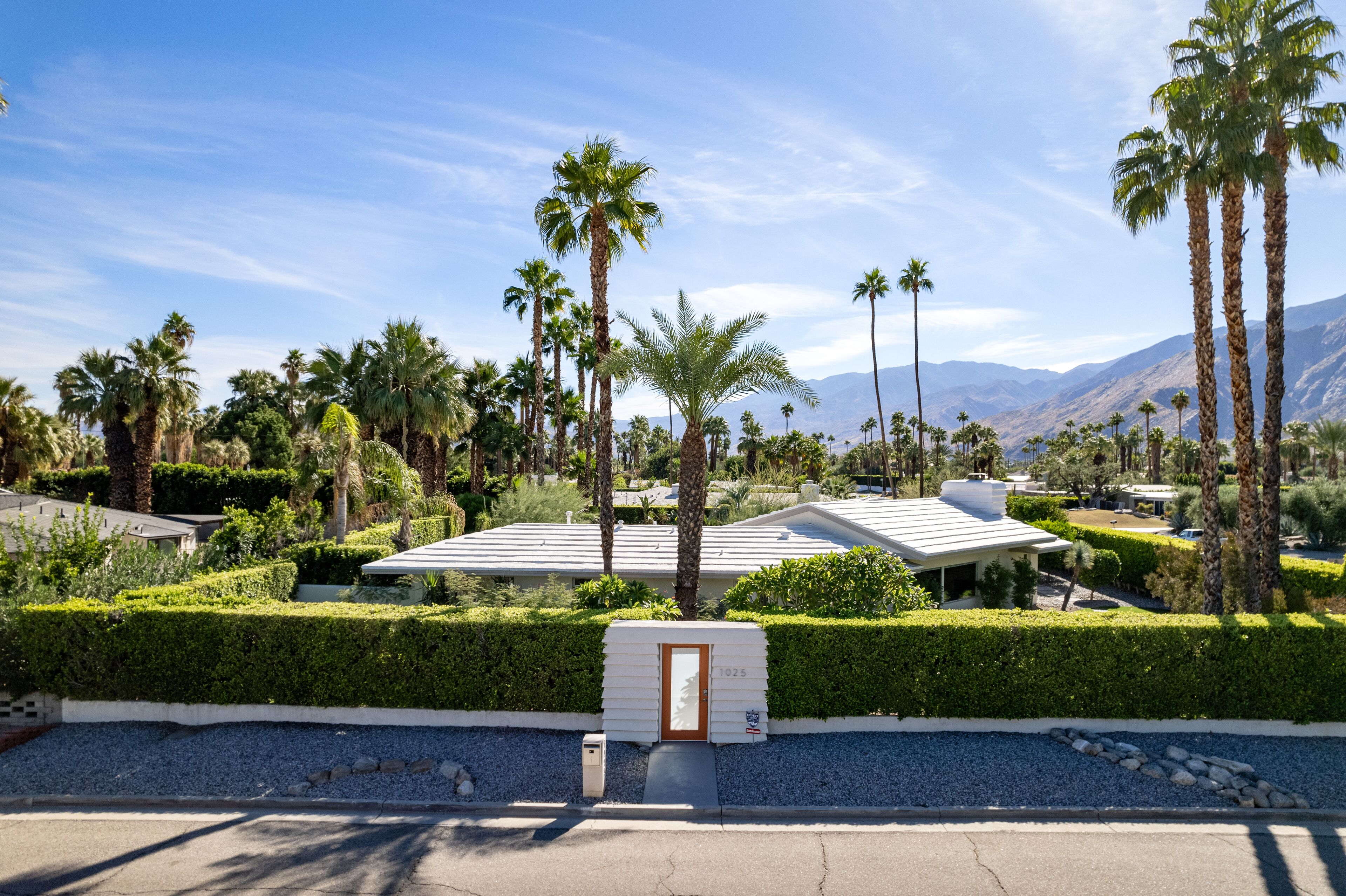 Luxurious Midcentury Beauty, Salt Water Pool, Outdoor Shower, Private
