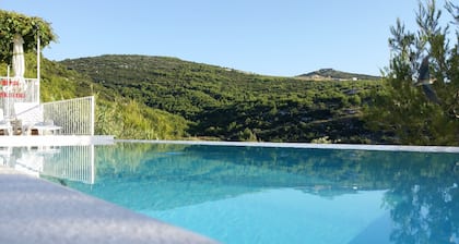 Villa Sonia & Teo entiÚre avec une piscine de massage privée chauffée à débordement