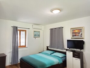 5 bedrooms, in-room safe, desk, iron/ironing board