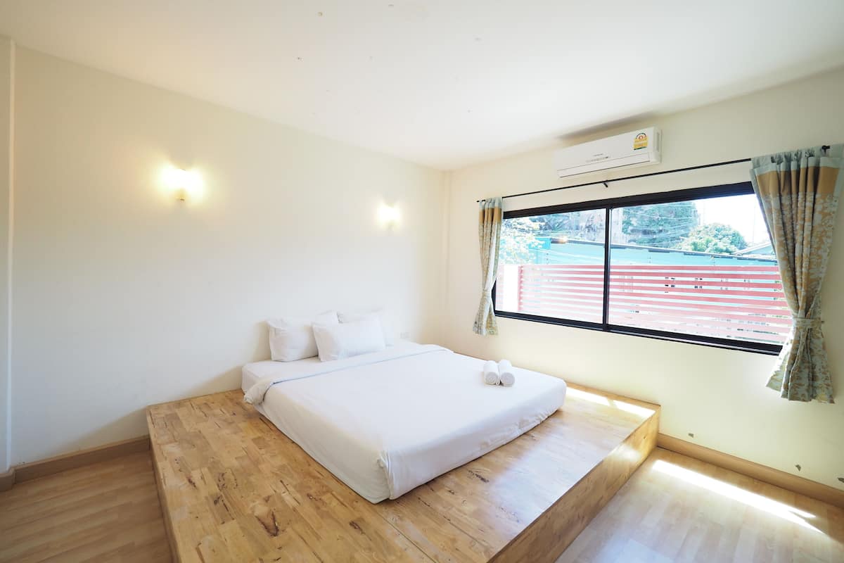 VIP Room | Desk, free WiFi