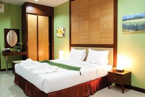 Blackout drapes, rollaway beds, free WiFi - NK Hometel (Krabi)