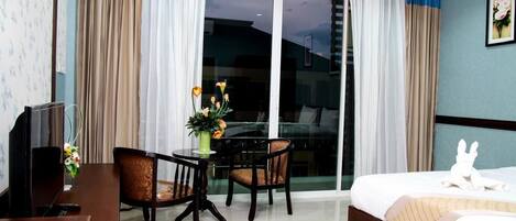 Standard Double Room with River View | Cortinas blackout, camas extra y wifi gratis