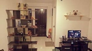32-inch LCD TV with cable channels, TV - Darvy Suites (Muntinlupa)