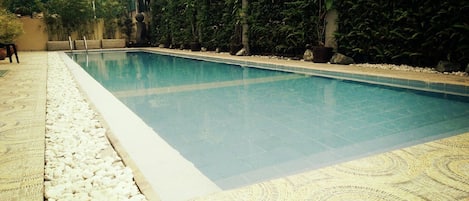 Una piscina al aire libre