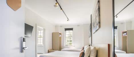 Habitació triple | Escriptori, planxa i posts de planxar, wifi gratuïta i roba de llit