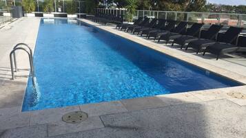 Una piscina al aire libre