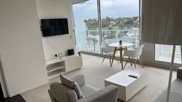 Apartament, 2 dormitoris | Sala d'estar | Televisor de pantalla plana