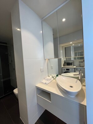 Apartment, 1 Bedroom | Bathroom | Shower, free toiletries, hair dryer, towels - Tasha's Apartments on Warwick (Walkerville)