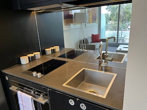 Apartamento, 1 quarto (W105) | Cozinha privada | Geladeira grande, micro-ondas, fogão, cooktop