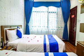 Minibar, brankas, meja kerja, dan tirai kedap cahaya