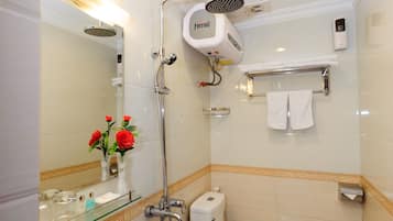 Shower, rainfall showerhead, free toiletries, hair dryer