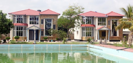 Outdoor pool. Hotel Deepak