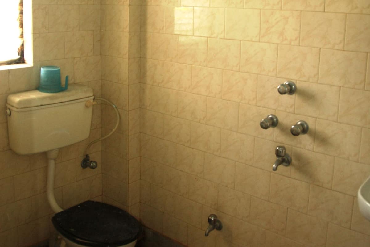 Un baño con inodoro, ducha y lavabo.