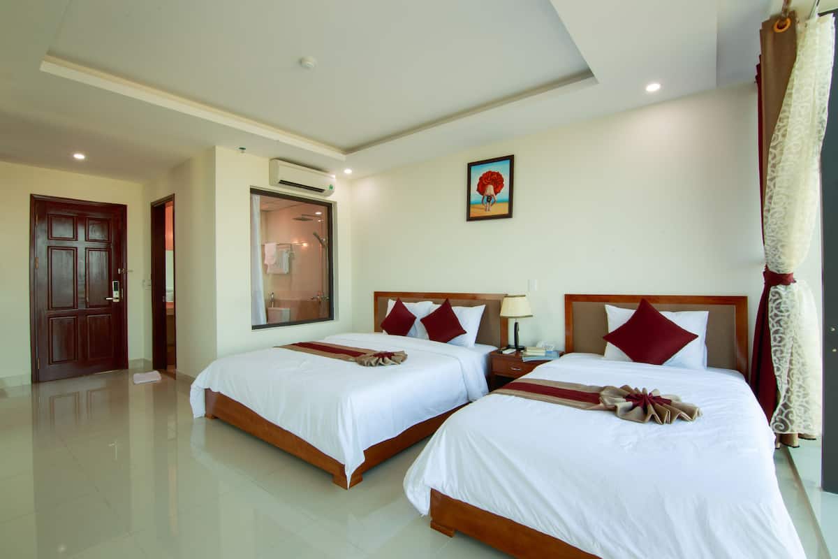 Kamar Triple Deluks, 1 kamar tidur, Bebas Asap Rokok, pemandangan samudra | 1 kamar tidur, minibar, brankas, dan meja kerja
