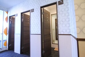 Shower, free toiletries, hair dryer, slippers - Sejour Inn Capsule (Hiroshima)