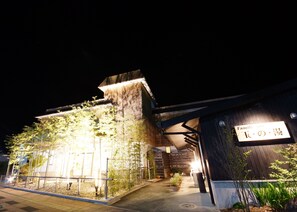 Façade de l’hébergement - soirée/nuit