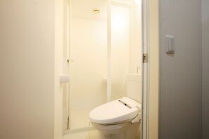 Dusj, toalettartikler (inkludert), hårføner og tøfler