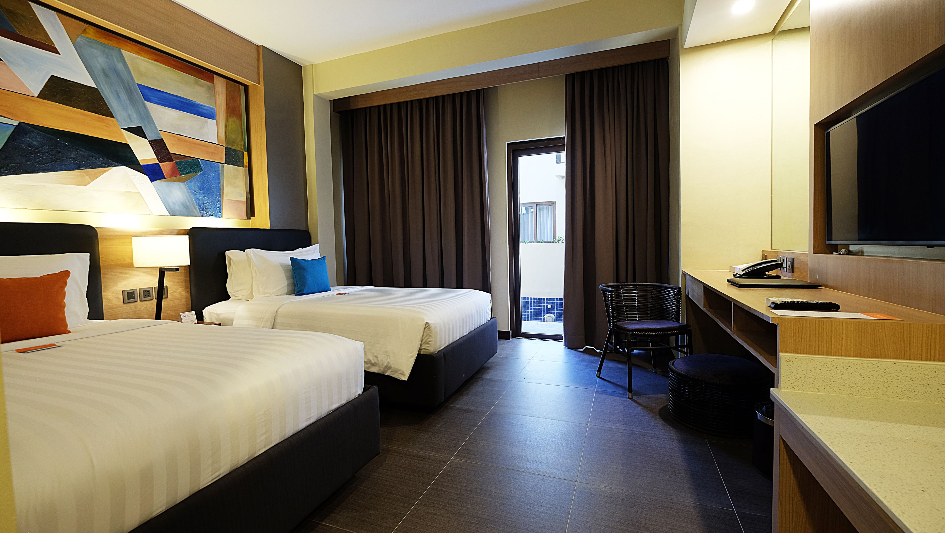 deluxe room | minibar, in-room safe, desk, laptop workspace