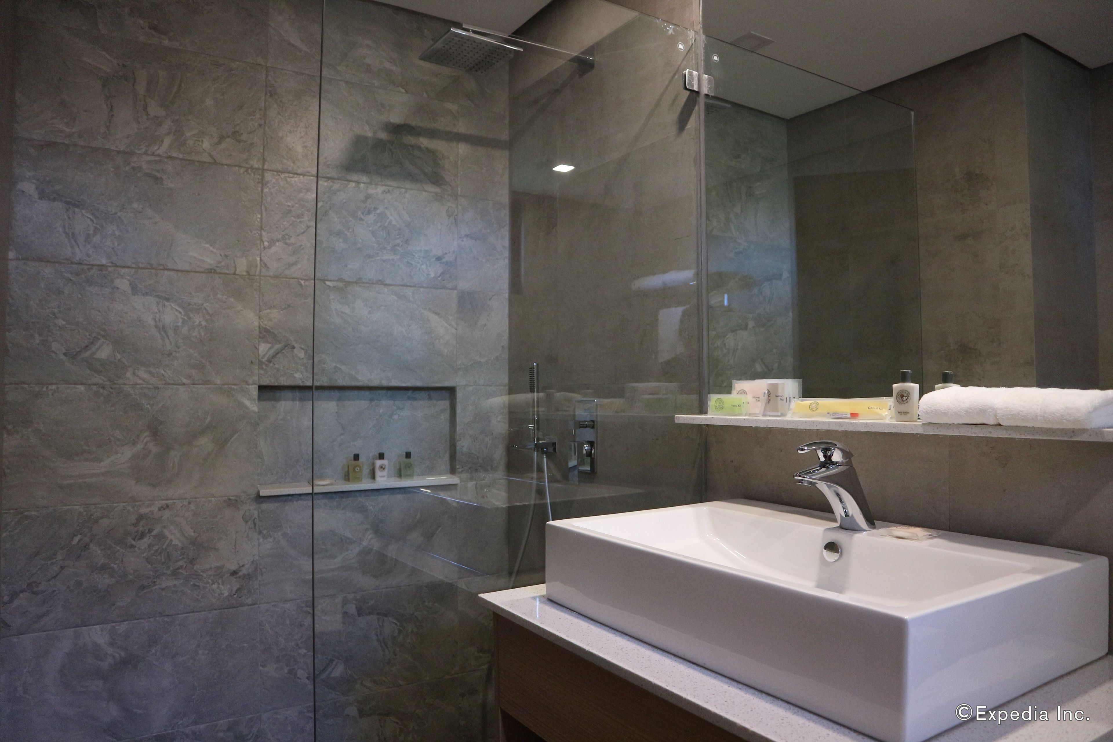 premier suite | bathroom | free toiletries, hair dryer, slippers, bidet