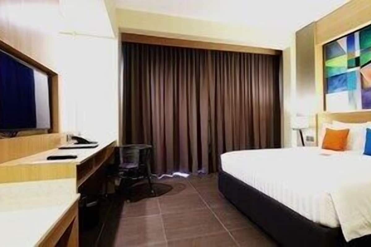 Bar mini, peti besi dalam bilik, meja, ruang kerja komputer riba 