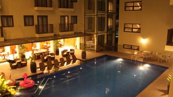 Se sirven desayunos, comidas y cenas con vista a la alberca