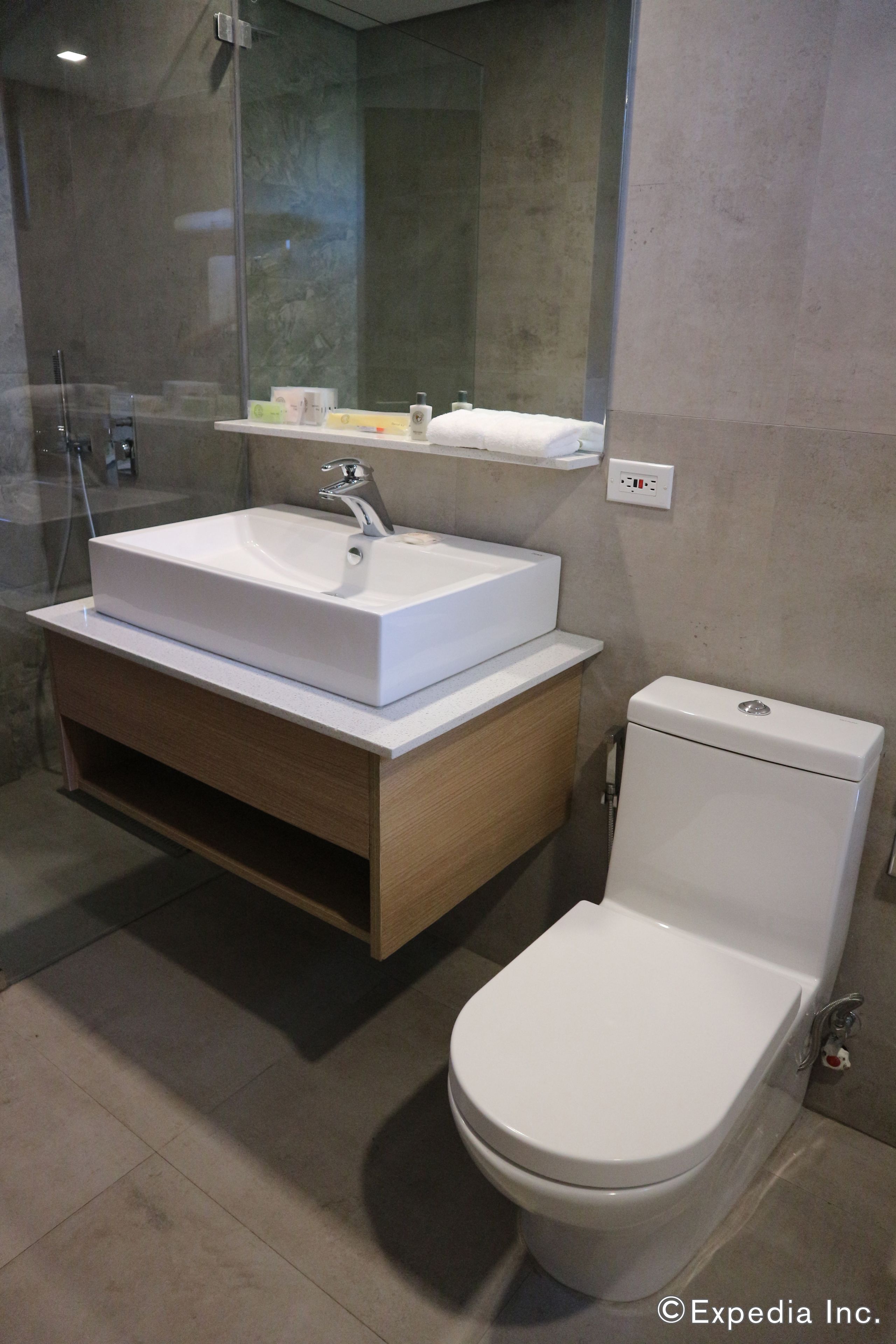 premier suite | bathroom | free toiletries, hair dryer, slippers, bidet