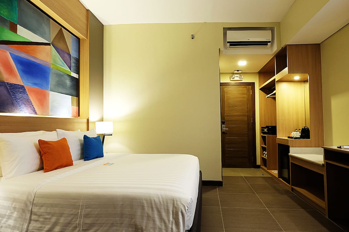Superior Room | Bar mini, peti besi dalam bilik, meja, ruang kerja komputer riba 