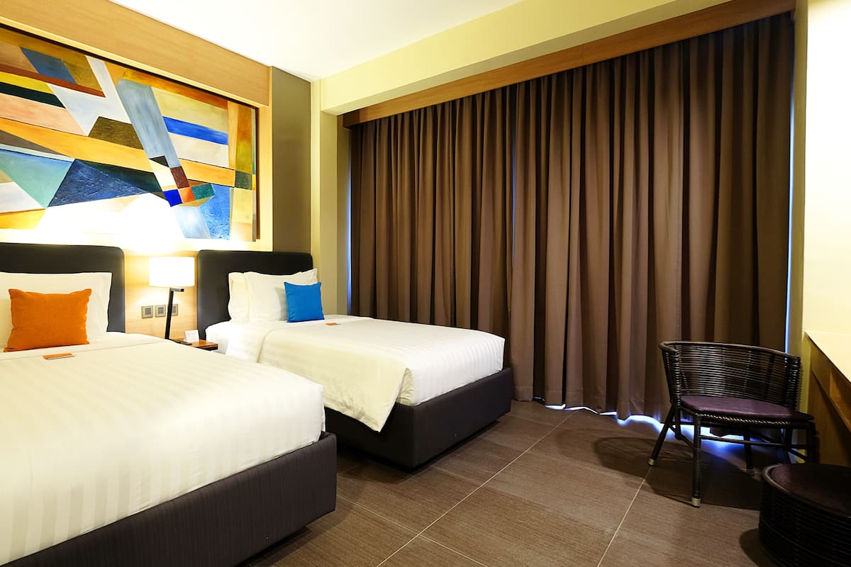 Deluxe Room | Bar mini, peti besi dalam bilik, meja, ruang kerja komputer riba 