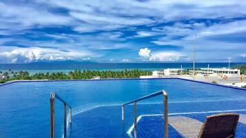 2 albercas al aire libre, acceso de 09:00 a 22:00, y camastros