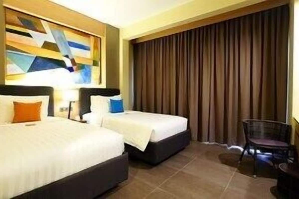 Bar mini, peti besi dalam bilik, meja, ruang kerja komputer riba 