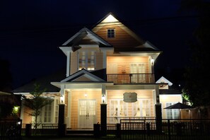 住宿正面 (夜晚)