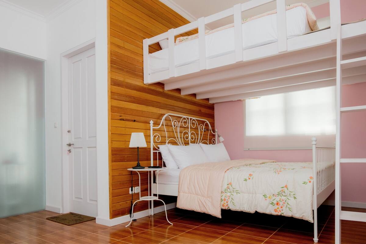 Family House | In-room safe, WiFi (free), individually decorated, bed sheets