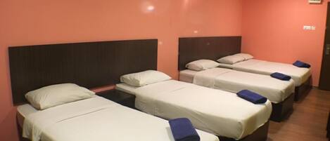 Escritorio, tabla de planchar con plancha y wifi gratis