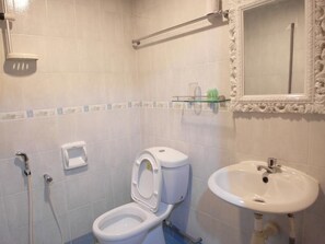 Dusche, kostenlose Toilettenartikel, Haartrockner, Handtücher