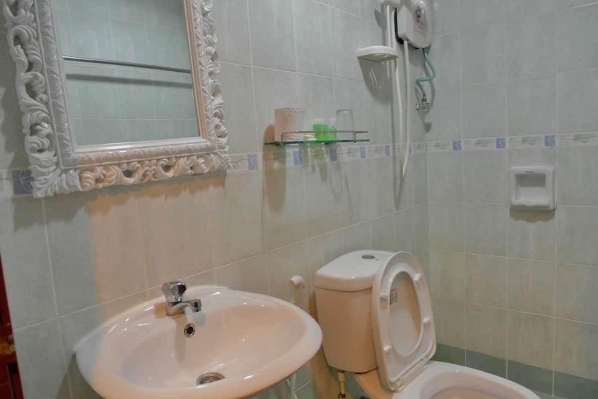Shower, free toiletries, hair dryer, towels