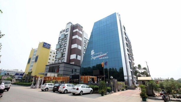 Front of property - Hotel signature grand (New Delhi)