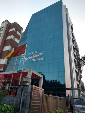 Front of property - Hotel signature grand (New Delhi)