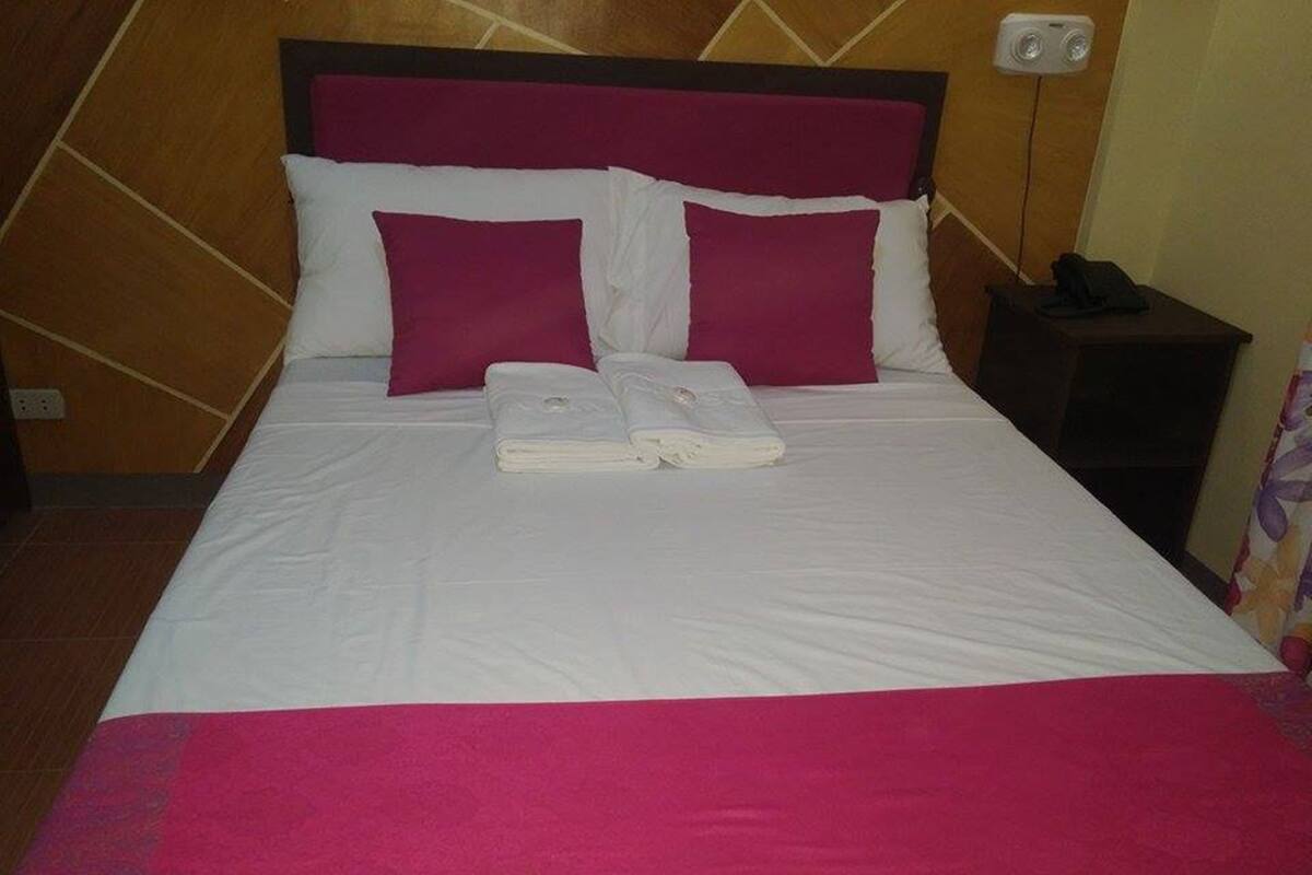Premium bedding, desk, rollaway beds, bed sheets